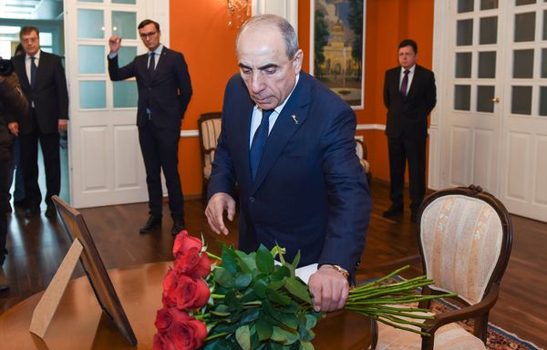 В российском посольстве в Баку принимают соболезнования по убитому в Турции послу Андрею Карлову - Sputnik Азербайджан