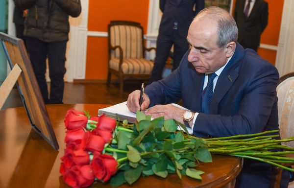 В российском посольстве в Баку принимают соболезнования по убитому в Турции послу Андрею Карлову - Sputnik Азербайджан