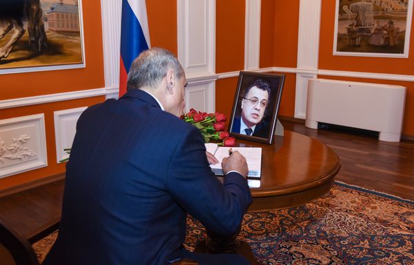 В российском посольстве в Баку принимают соболезнования по убитому в Турции послу Андрею Карлову - Sputnik Азербайджан
