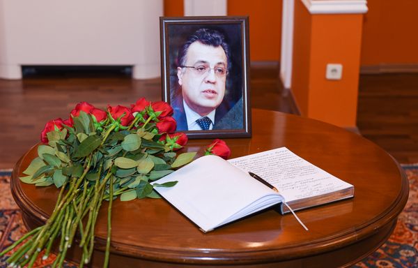 В российском посольстве в Баку принимают соболезнования по убитому в Турции послу Андрею Карлову - Sputnik Азербайджан