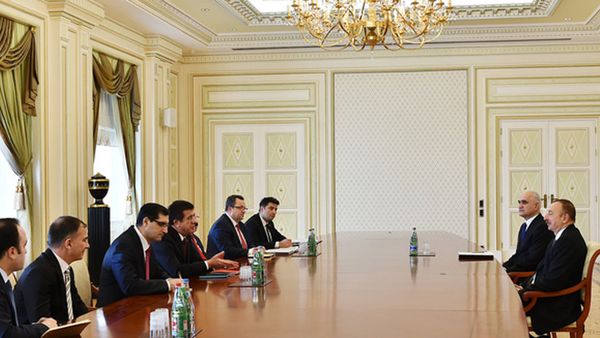Президент Азербайджана Ильхам Алиев принял министра экономики Турции Нихата Зейбекчи - Sputnik Азербайджан