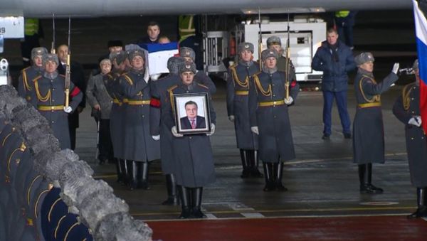 В Москве встретили самолет с телом посла России в Турции Андрея Карлова - Sputnik Азербайджан