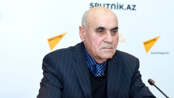 Политолог Расим Агаев в ходе видеомоста в Мультимедийном пресс-центре Sputnik Азербайджан - Sputnik Азербайджан
