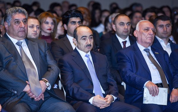 Слева направо: министр молодежи и спорта Азад Рагимов, профессор Али Гасанов и директор Института истории НАНА Ягуб Махмудов на презентации - Sputnik Азербайджан