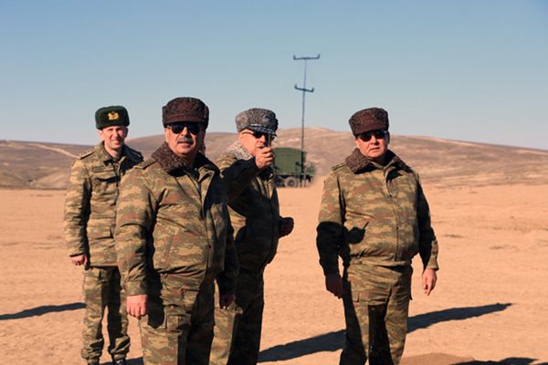 Министр обороны АР Закир Гасанов (второй слева) с высшим офицерским составом N-ской военной части ВС Азербайджана - Sputnik Азербайджан
