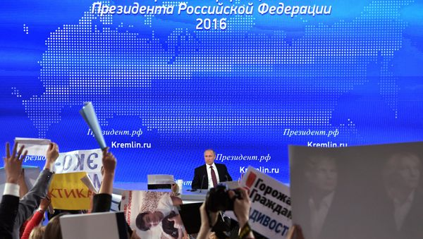 Двенадцатая ежегодная большая пресс-конференция президента РФ Владимира Путина - Sputnik Азербайджан