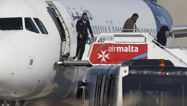 Заложники покидают захваченный самолет Afriqiyah Airways - Sputnik Азербайджан