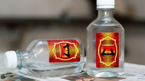 Емкости со спиртосодержащим средством с боярышником - Sputnik Азербайджан