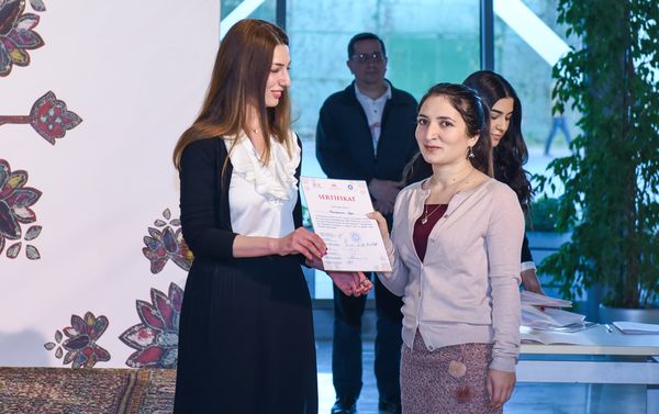 Вручение сертификата участнице проекта Культурное наследие Азербайджана - Sputnik Азербайджан