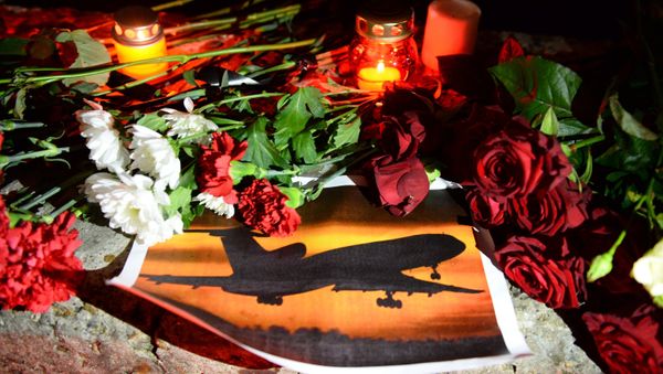 Свечи и цветы на акции памяти в Сочи, где самолет Минобороны РФ Ту-154 потерпел крушение у побережья Черного моря - Sputnik Азербайджан