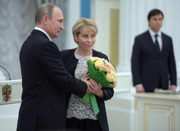 8 декабря 2016. Президент РФ Владимир Путин и директор Международной общественной организации Справедливая помощь Елизавета Глинка (Доктор Лиза) во время церемонии вручения Государственных премий за выдающиеся достижения в области благотворительной и правозащитной деятельности. - Sputnik Азербайджан