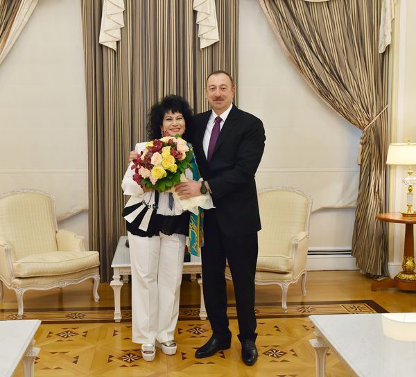Народная артистка Азербайджана Зейнаб Ханларова и Президент Ильхам Алиев после награждения - Sputnik Азербайджан