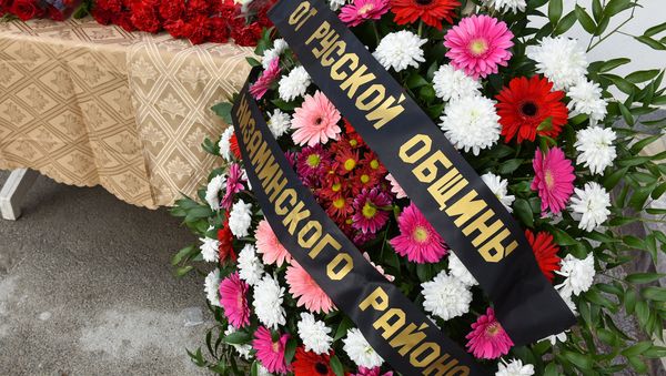 Люди несут цветы к посольству РФ в Баку в память о жертвах авиакатастрофы - Sputnik Азербайджан