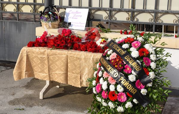 Люди несут цветы к посольству РФ в Баку в память о жертвах авиакатастрофы - Sputnik Азербайджан