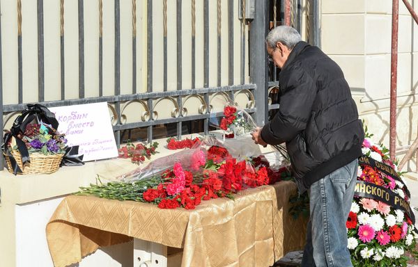 Люди несут цветы к посольству РФ в Баку в память о жертвах авиакатастрофы - Sputnik Азербайджан