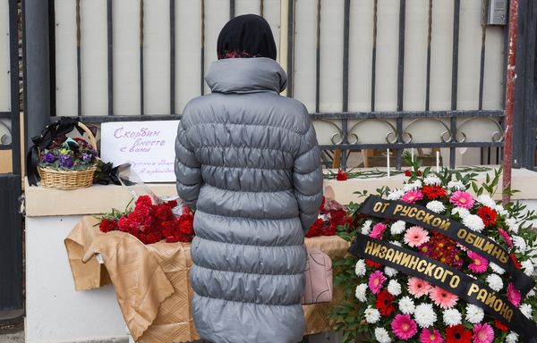 Люди несут цветы к посольству РФ в Баку в память о жертвах авиакатастрофы - Sputnik Азербайджан