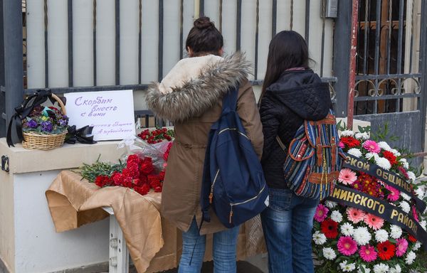 Люди несут цветы к посольству РФ в Баку в память о жертвах авиакатастрофы - Sputnik Азербайджан
