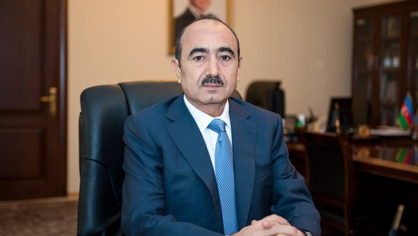 Azərbaycan Prezidentinin İctimai-siyasi məsələlər üzrə köməkçisi Əli Həsənov  - Sputnik Азербайджан