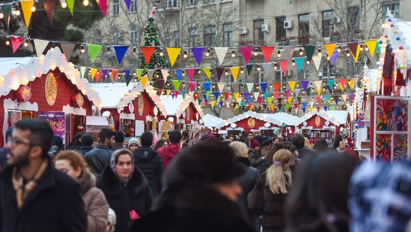 Благотворительная новогодняя ярмарка Холодные руки - горячие сердца в центре Баку - Sputnik Азербайджан