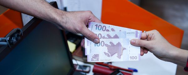 Передача денег из рук в руки Передача денег из рук в руки - Sputnik Азербайджан