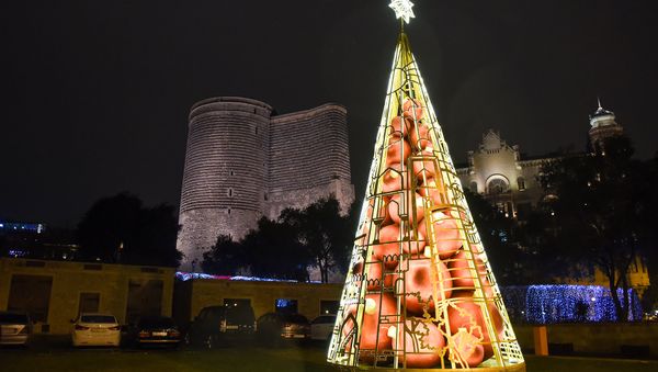 Новогоднее украшение Баку, 29 декабря 2017 года - Sputnik Азербайджан