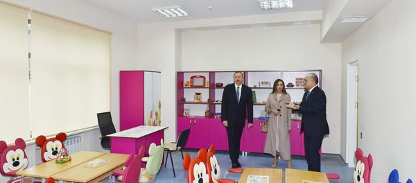 Президент Ильхам Алиев, первая леди Мехрибан Алиева и министр труда и социальной защиты населения Салим Муслимов в Детском реабилитационном центре - Sputnik Азербайджан