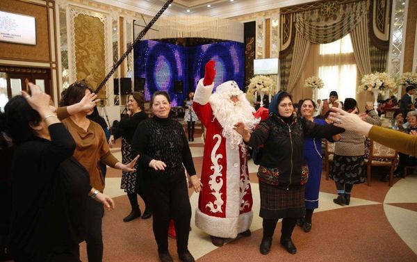 Фонд Гейдара Алиева по случаю 31 декабря – Дня солидарности азербайджанцев мира и Нового года раздал праздничные подарки малообеспеченным семьям - Sputnik Азербайджан