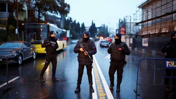 Турецкие полицейские на месте теракта в стамбульском ночном клубе, 1 января 2017 года - Sputnik Азербайджан