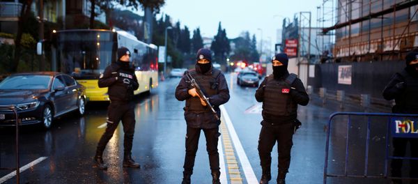 Турецкие полицейские на месте теракта в стамбульском ночном клубе, 1 января 2017 года - Sputnik Азербайджан