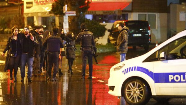 Турецкие полицейские на месте теракта в стамбульском ночном клубе, 1 января 2017 года - Sputnik Азербайджан