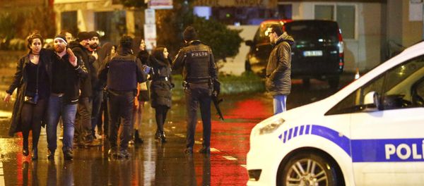 Турецкие полицейские на месте теракта в стамбульском ночном клубе, 1 января 2017 года - Sputnik Азербайджан
