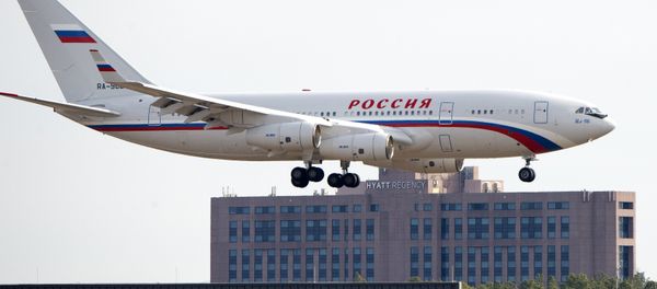 Российский самолет с дипломатами на борту приземляется в вашингтонском аэропорту имени Даллеса, 31 декабря 2016 года, Стерлинг, штат Вирджиния, США - Sputnik Азербайджан