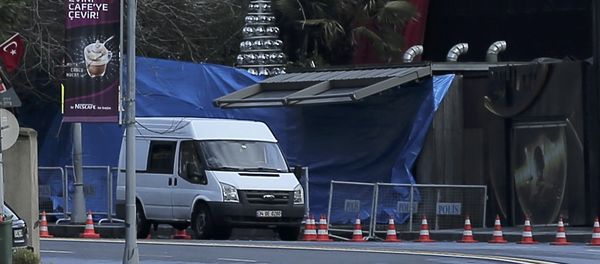 Микроавтобус у входа в ночной клуб Рейна, где произошло вооруженное нападение, Стамбул, 1 января 2017 года - Sputnik Азербайджан