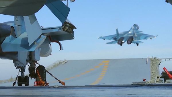 Крейсер Адмирал Кузнецов и СКР Адмирал Григорович впервые задействованы в операции в Сирии - Sputnik Азербайджан