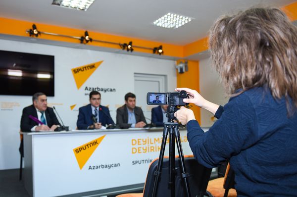 Пресс-конференция руководителя аналитического центра Атлас Эльхана Шахиноглу, посвященная подведению итогов 2016 года с позиции урегулирования нагорно-карабахского конфликта - Sputnik Азербайджан