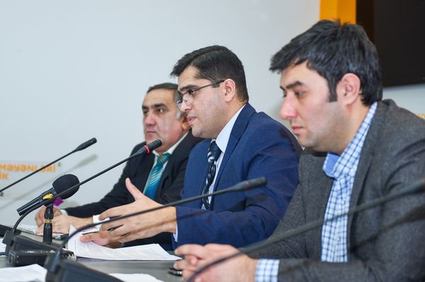 Пресс-конференция руководителя аналитического центра Атлас Эльхана Шахиноглу, посвященная подведению итогов 2016 года с позиции урегулирования нагорно-карабахского конфликта - Sputnik Азербайджан