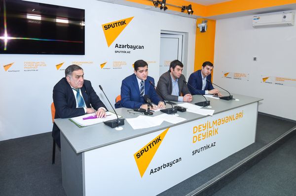 Пресс-конференция руководителя аналитического центра Атлас Эльхана Шахиноглу, посвященная подведению итогов 2016 года с позиции урегулирования нагорно-карабахского конфликта - Sputnik Азербайджан