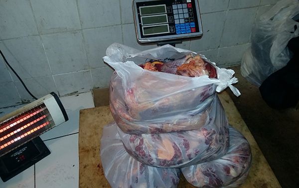 Подпольный цех по разделке туш и обвалке мяса в Тезе Базар - Sputnik Азербайджан