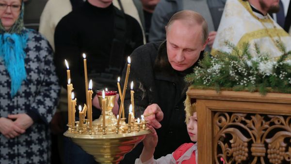 Президент РФ Владимир Путин во время Рождественского богослужения в Свято-Юрьевом монастыре в Новгородской области - Sputnik Азербайджан