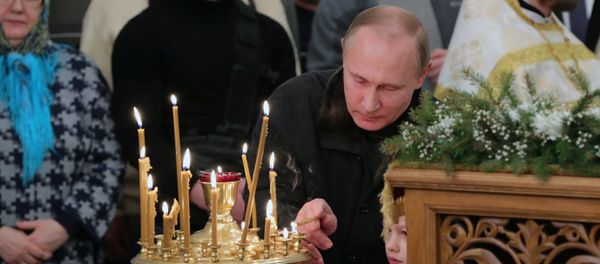 Президент РФ Владимир Путин во время Рождественского богослужения в Свято-Юрьевом монастыре в Новгородской области - Sputnik Азербайджан