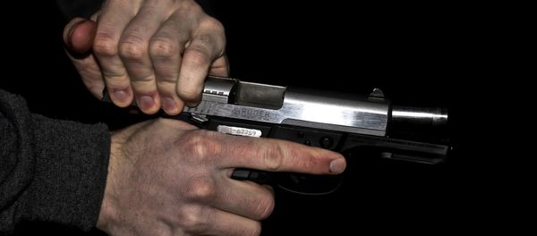 Мужчина с пистолетом в руке, фото из архива - Sputnik Азербайджан