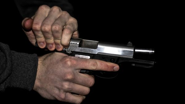 Мужчина с пистолетом в руке, фото из архива - Sputnik Азербайджан