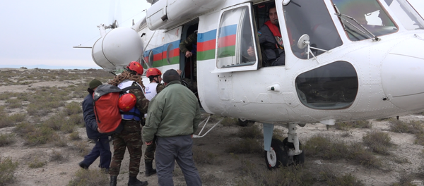 Пропавших без вести в Каспийском море в результате аварии на эстакаде ПО Азнефть, благодаря благоприятным погодным условиям на воду вновь были спущены малые суда - Sputnik Азербайджан