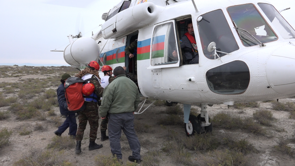 Пропавших без вести в Каспийском море в результате аварии на эстакаде ПО Азнефть, благодаря благоприятным погодным условиям на воду вновь были спущены малые суда - Sputnik Азербайджан