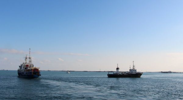 Пропавших без вести в Каспийском море в результате аварии на эстакаде ПО Азнефть, благодаря благоприятным погодным условиям на воду вновь были спущены малые суда - Sputnik Азербайджан