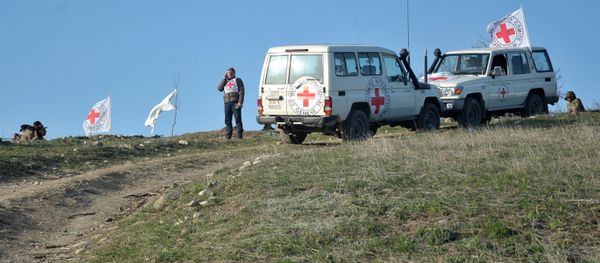 Автомобили представителей Международного комитета Красного Креста в зоне нагорно-карабахского конфликта, фото из архива - Sputnik Азербайджан