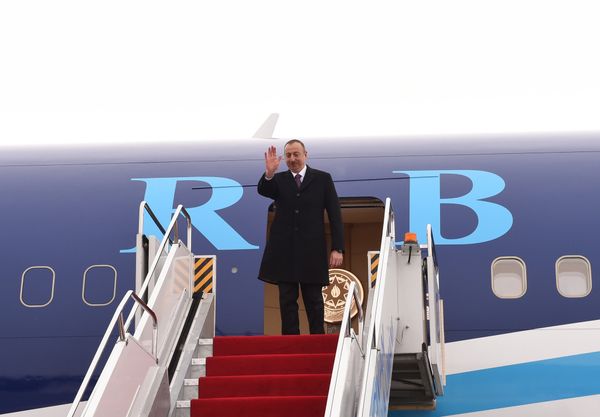 Президента Ильхама Алиева провожали председатель Верховного Меджлиса Нахчыванской Автономной Республики Васиф Талыбов и члены правительства - Sputnik Азербайджан