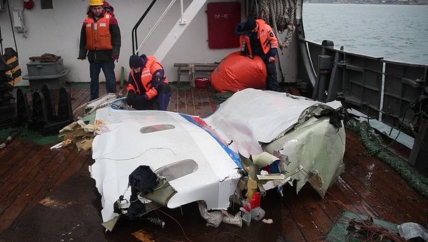 Найденные фрагменты самолета Ту-154, потерпевшего крушение над Черным морем у берегов Сочи - Sputnik Азербайджан