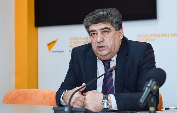 Пресс-конференция на тему Помогут ли выделенные линии для автобусов решить проблему пробок? - Sputnik Азербайджан