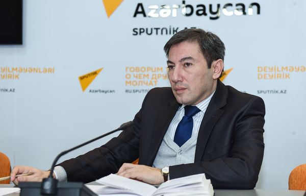 Пресс-конференция на тему Помогут ли выделенные линии для автобусов решить проблему пробок? - Sputnik Азербайджан